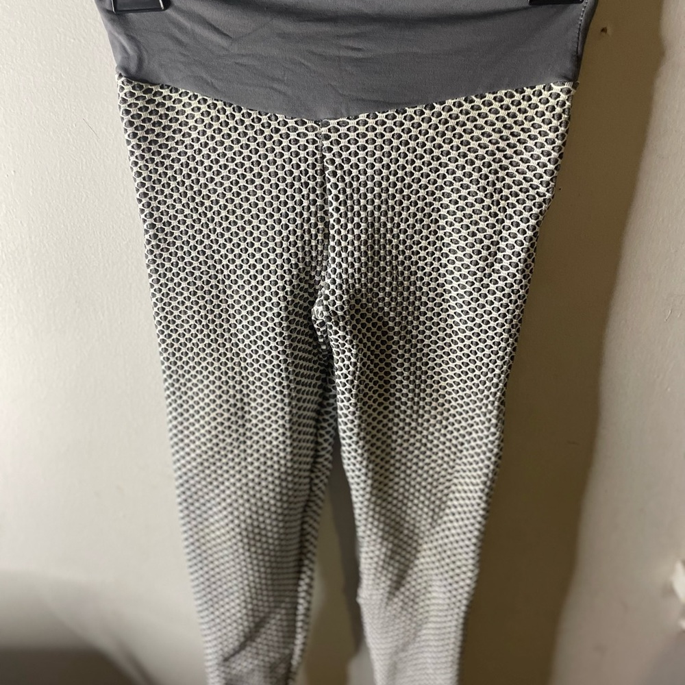 Scrunch butt leggings size large